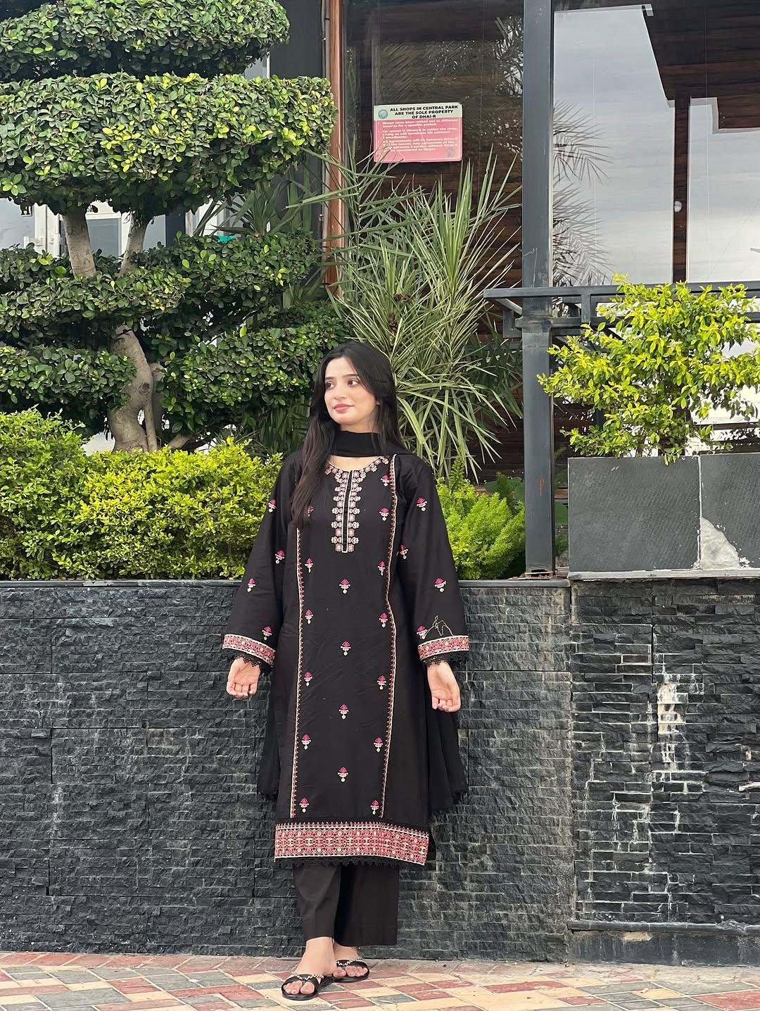 Elegant Anika 3PC Luxury Suit Fast Delivery - Image 4