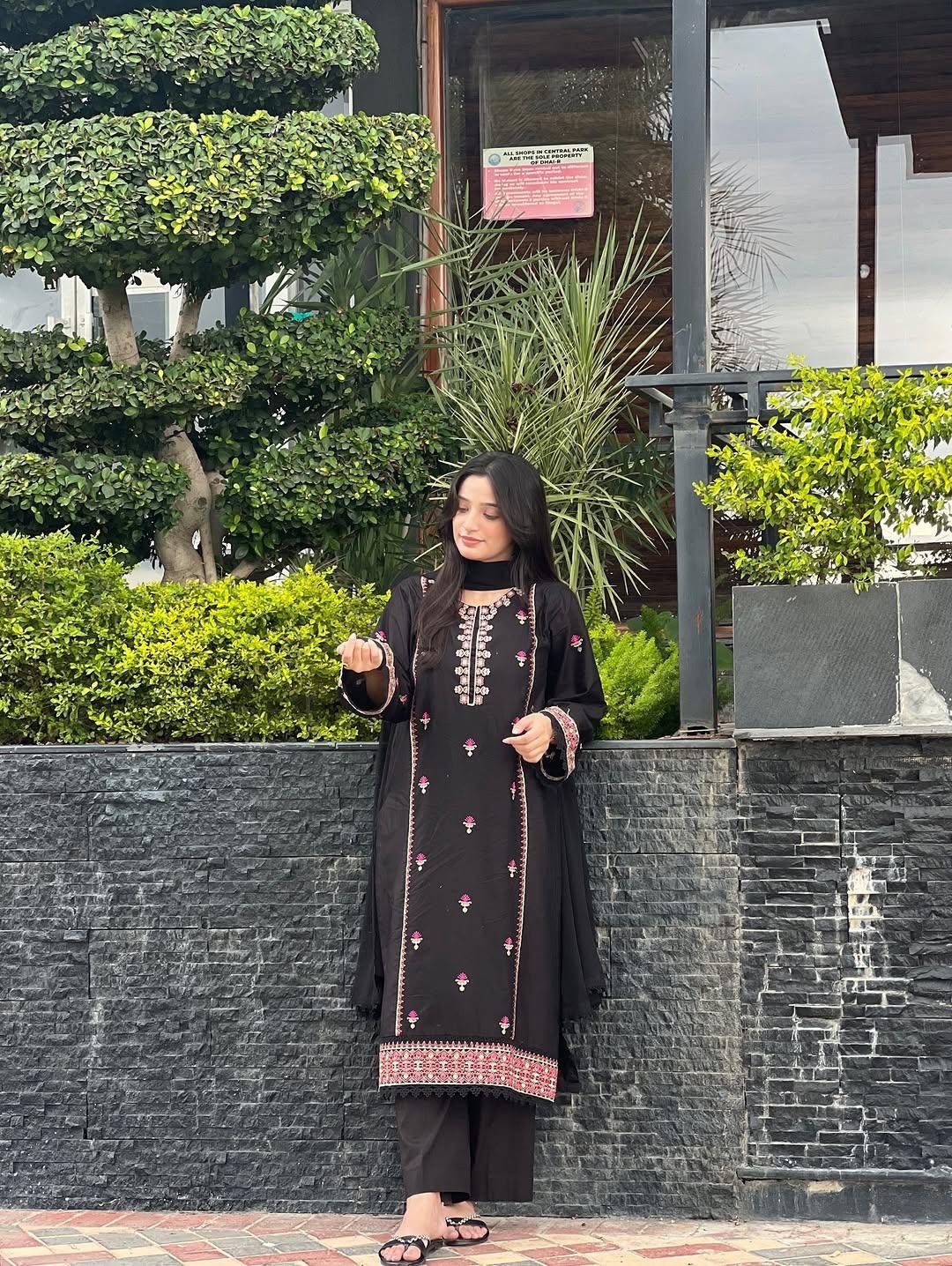 Elegant Anika 3PC Luxury Suit Fast Delivery - Image 3