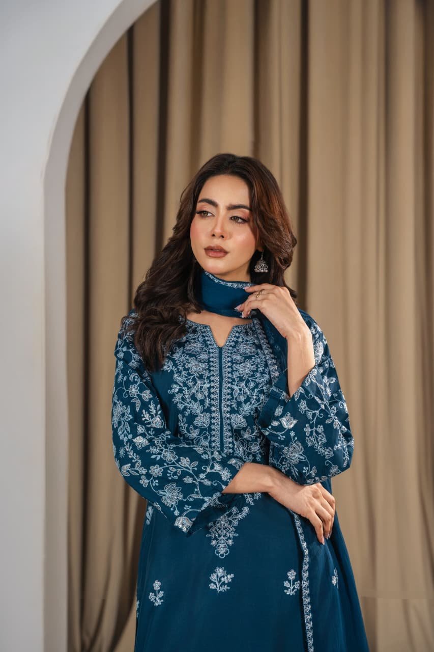 Elegant Fari Embroidered 3PC Farshi Suit Fast Delivery - Image 5