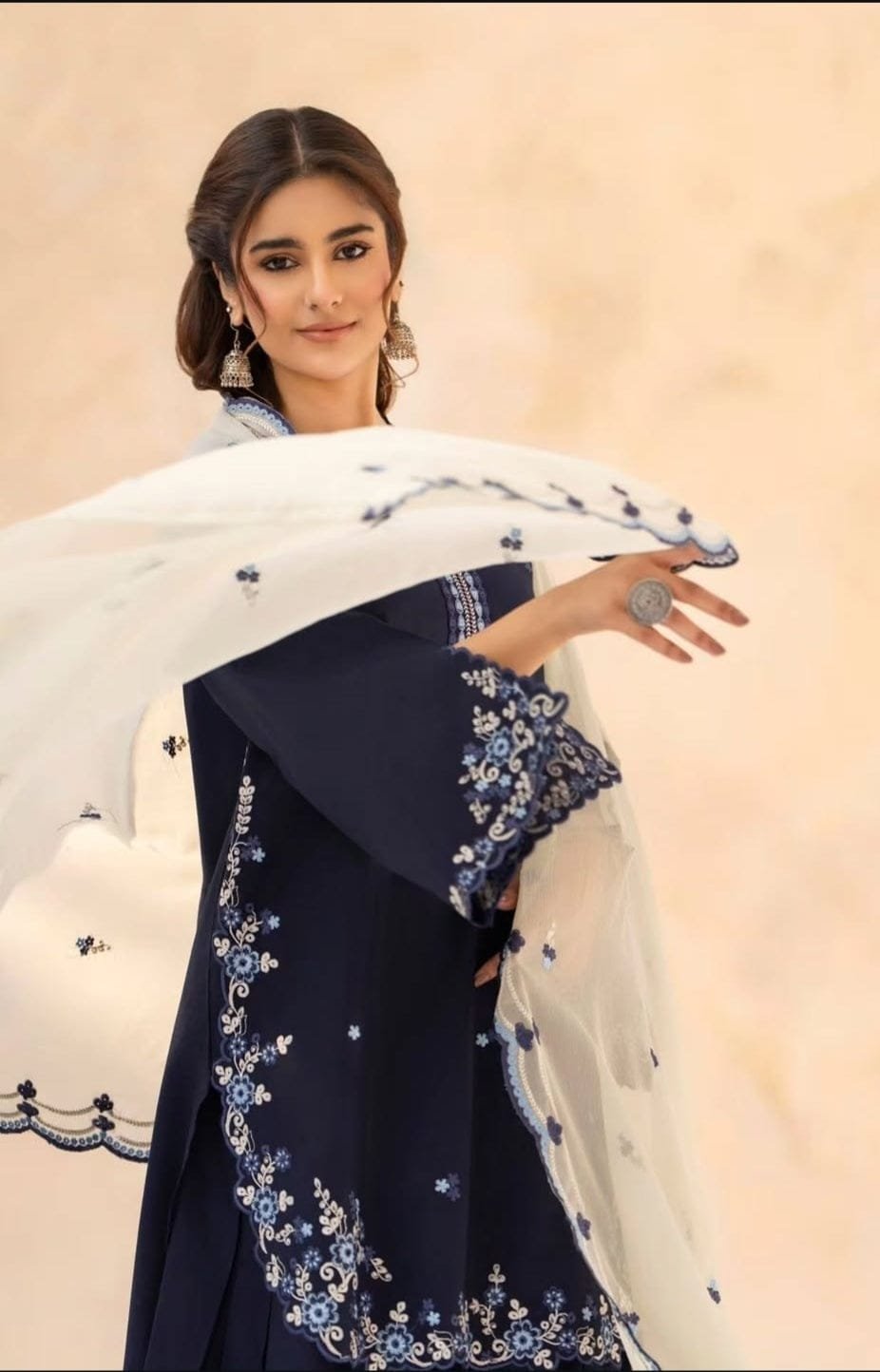 Premium ALIZAY Embroidery 3PC Arabic Lawn Suit 3 Premium ALIZAY Embroidery 3PC Arabic Lawn Suit - Image 3