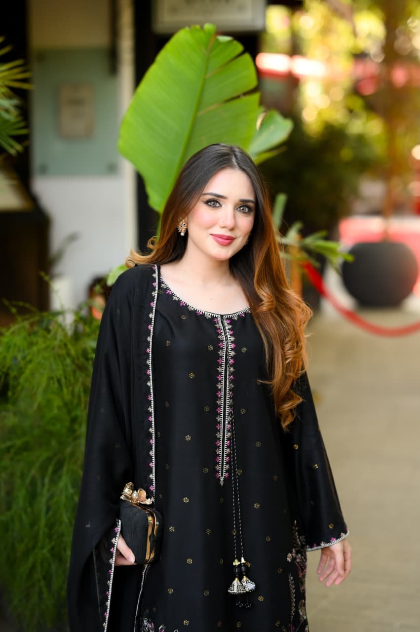 Luxury ZARQA Embroidered 3PC Farshi Lawn Suit 2 Luxury ZARQA Embroidered 3PC Farshi Lawn Suit - Image 2