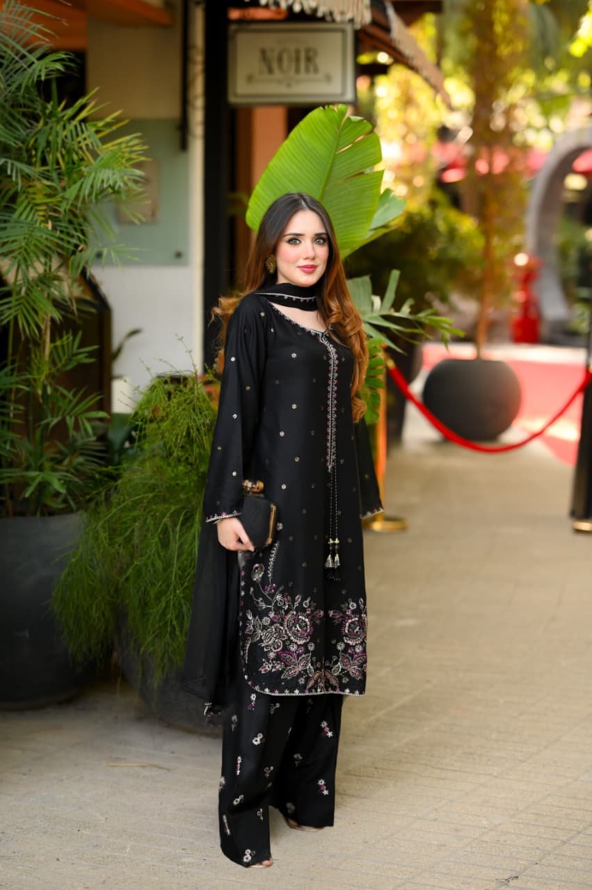 Luxury ZARQA Embroidered 3PC Farshi Lawn Suit 3 Luxury ZARQA Embroidered 3PC Farshi Lawn Suit - Image 3