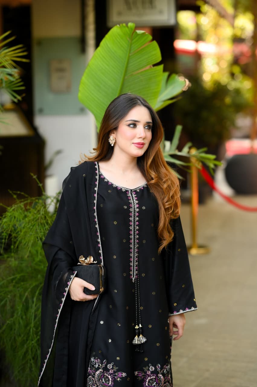Luxury ZARQA Embroidered 3PC Farshi Lawn Suit 4 Luxury ZARQA Embroidered 3PC Farshi Lawn Suit - Image 4