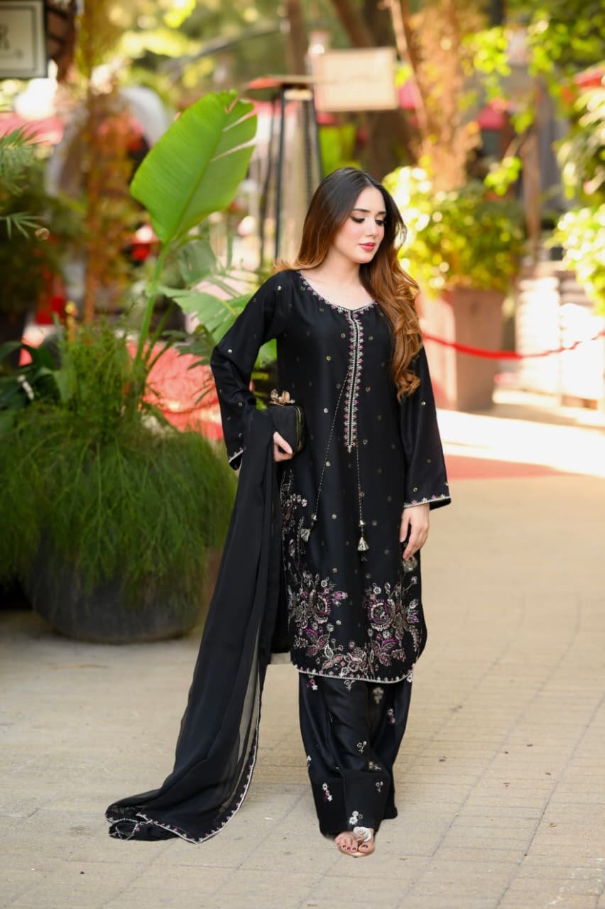 Luxury ZARQA Embroidered 3PC Farshi Lawn Suit 6 Luxury ZARQA Embroidered 3PC Farshi Lawn Suit for women